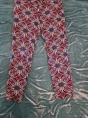 Old Navy Floral Pattern Cropped Pants in Pink, Purple, Navy